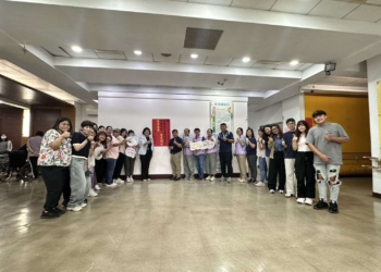 ▲雲林縣社會處國民年金考核榮獲優等　張麗善縣長張貼紅榜勉勵。(圖/雲林縣政府提供)