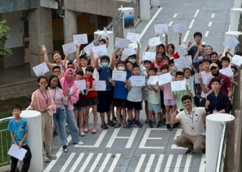 ▲嘉義市英語教育資源中心(EERC) 在今年暑假期間與市區多所國民中小學，共同打造運動、健康、科技及文化等各種主題雙語營隊。(圖/嘉義市政府提供)