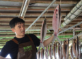 ▲田家達挑戰製作現殺的虱目魚一夜干。（圖/嘉義縣政府提供）