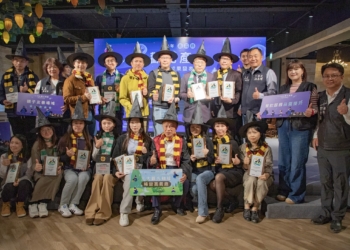 ▲獲獎的餐飲與旅宿業者變身，象徵如同學習魔法般，將服務質感全面升級。（圖/嘉義縣政府提供）