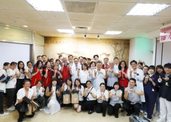 ▲衛福部嘉義醫院熱鬧迎接新任院長陳殷正就職。(圖/嘉義市政府提供)