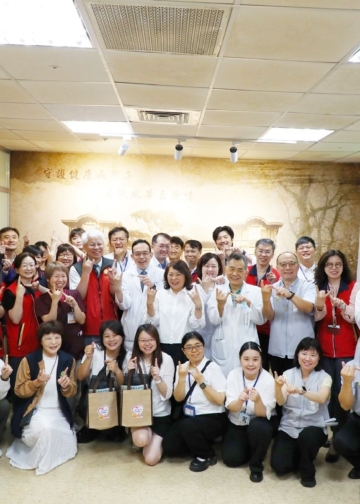 ▲衛福部嘉義醫院熱鬧迎接新任院長陳殷正就職。(圖/嘉義市政府提供)