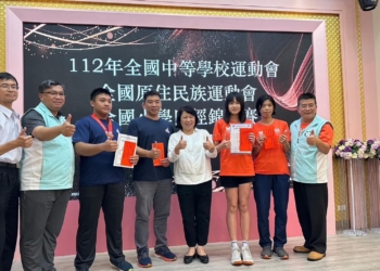 ▲僑平國小教師鄭秀燕(右二)獲頒教育部112年師鐸獎榮耀。(圖/嘉義市政府提供)