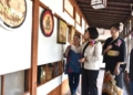 ▲張麗善觀賞 烙藝湧傳-廖淑芬烙畫師生聯展創作。(圖/雲林縣政府提供)