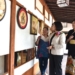 ▲張麗善觀賞 烙藝湧傳-廖淑芬烙畫師生聯展創作。(圖/雲林縣政府提供)