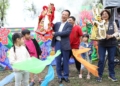 ▲縣長翁章梁擺弄布袋戲偶，憶起童年回憶。(圖/嘉義縣政府提供)