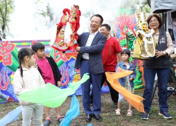 ▲縣長翁章梁擺弄布袋戲偶，憶起童年回憶。(圖/嘉義縣政府提供)