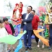 ▲縣長翁章梁擺弄布袋戲偶，憶起童年回憶。(圖/嘉義縣政府提供)