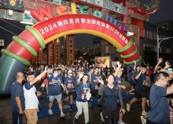 ▲大批民眾迎著晨曦「跑出金虎爺」。（圖/嘉義縣政府提供）