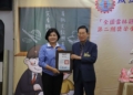 ▲縣長張麗善頒發感謝狀給雲林同鄉文教基金會董事長譚量吉，感謝基金會協助家鄉子弟向學。(圖/雲林縣政府提供)