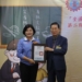 ▲縣長張麗善頒發感謝狀給雲林同鄉文教基金會董事長譚量吉，感謝基金會協助家鄉子弟向學。(圖/雲林縣政府提供)