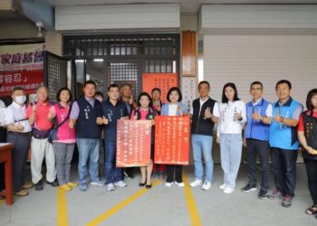 ▲斗六市八德社區榮獲水環境巡守隊評選特優獎，張麗善親貼紅榜致賀(圖/雲林縣政府)