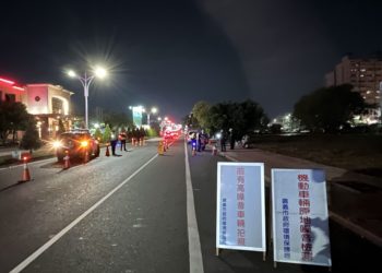 ▲嘉義市政府環保局、嘉義市監理站和警察局聯合進行定點稽查勤務，以維大眾交通安全與安寧生活環境。。(圖/嘉義市政府提供)