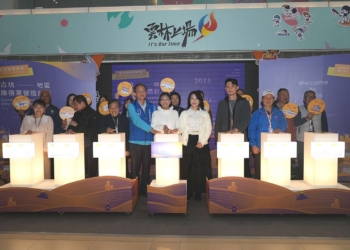 ▲副縣長謝淑亞與貴賓一起點亮古坑旅宿營造成果。(圖/雲林縣政府提供)