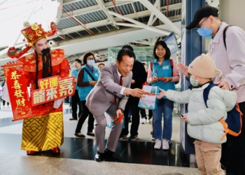 ▲龍年回嘉真好！翁章梁偕財神爺高鐵站發紅包。(圖/嘉義縣政府提供)