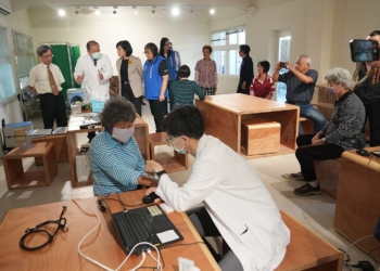 ▲醫療團隊將提供民眾健康評估、預防接種、藥事整合服務、慢性病管理與心理健康及長照需求轉介服務，與孩童健康檢查及發展篩檢服務。(圖/雲林縣政府提供)