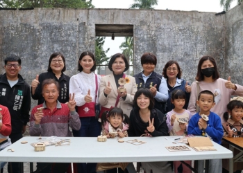 ▲虎央廣「後斗市集」熱鬧登場 親子一同體驗留聲機音樂盒DIY。(圖/雲林縣政府提供)