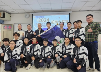 ▲嘉義市FRC代表隊今獲市府授旗，整裝出發前往土耳其備戰出賽。(圖/嘉義市政府提供)