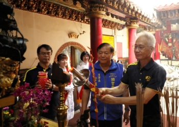 ▲教育處郭添財處長(右)代表黃敏惠市長及鎮天宮曾漢洲董事長與在場多位貴賓在鎮天宮「關聖帝君」座前引燃聖火。(圖/嘉義市政府提供)