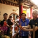 ▲教育處郭添財處長(右)代表黃敏惠市長及鎮天宮曾漢洲董事長與在場多位貴賓在鎮天宮「關聖帝君」座前引燃聖火。(圖/嘉義市政府提供)