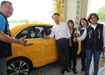 ▲縣長翁章梁親自為身障鄉親開車門，協助其上工。(圖/嘉義縣政府提供)