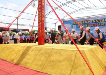 ▲「蚊港農民綜合活動中心暨蚊港辦事處」動土典禮,縣長張麗善率產官界貴賓共同開鏟祈福。(圖/雲林縣政府提供)