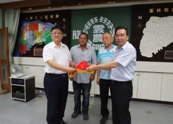 ▲雲林縣農會總幹事交接，新任總幹事陳志揚(右一)從原任總幹事簡明欽(左一)手中接受印信。(圖/雲林縣政府提供)