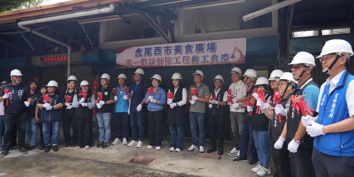 ▲縣長張麗善與地方民代仕紳共同執鏟，見證西市場拆除工程動工。（圖/雲林縣政府提供）