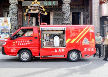 ▲嘉邑玉皇宮行善送暖,捐贈細水霧幫浦消防車與自動心肺復甦機,展現公益關懷。(圖/嘉義縣政府提供)