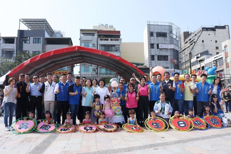 ▲市長黃敏惠與貴賓們共同歡慶吳鳳幼兒園76歲。(圖/嘉義市政府提供)