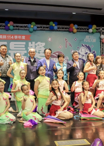 ▲嘉義縣政府舉辦「114學年度縣長獎聯合頒獎典禮」，表揚435名國中、小及幼兒園優秀學生，縣長翁章梁親自頒獎，肯定學子們在學業、品德及多元發展上的優異表現。(圖/嘉義縣政府提供)