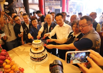 ▲縣長翁章梁、新港鄉長葉孟龍及奉天宮董事長何達煌等人一同切蛋糕慶祝中秋佳節。(圖/嘉義縣政府提供)