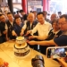▲縣長翁章梁、新港鄉長葉孟龍及奉天宮董事長何達煌等人一同切蛋糕慶祝中秋佳節。(圖/嘉義縣政府提供)