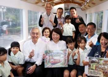 ▲市長黃敏惠與師生們興高采烈地開箱「閱之森」閱讀空間。(圖/嘉義市政府提供)