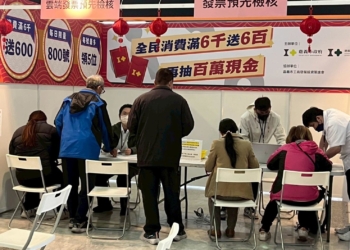 ▲嘉義市振興商圈夜市券活動吸引大量民眾參與，帶動商圈與夜市人潮明顯成長。（圖／嘉義市政府提供）