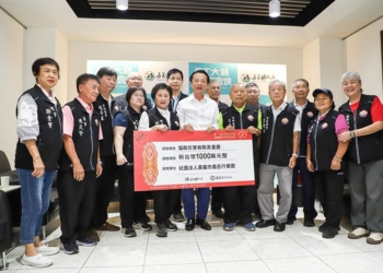 ▲嘉邑行善團理事長鄭秀玉等人代表捐助1000萬元，以實際行動協助嘉義縣政府災害復原工作。（圖/嘉義縣政府提供）