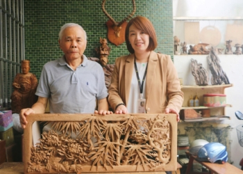▲蔡共新木藝師(左)大方向盧怡君局長(右)展示作品。(圖/嘉義市政府提供)