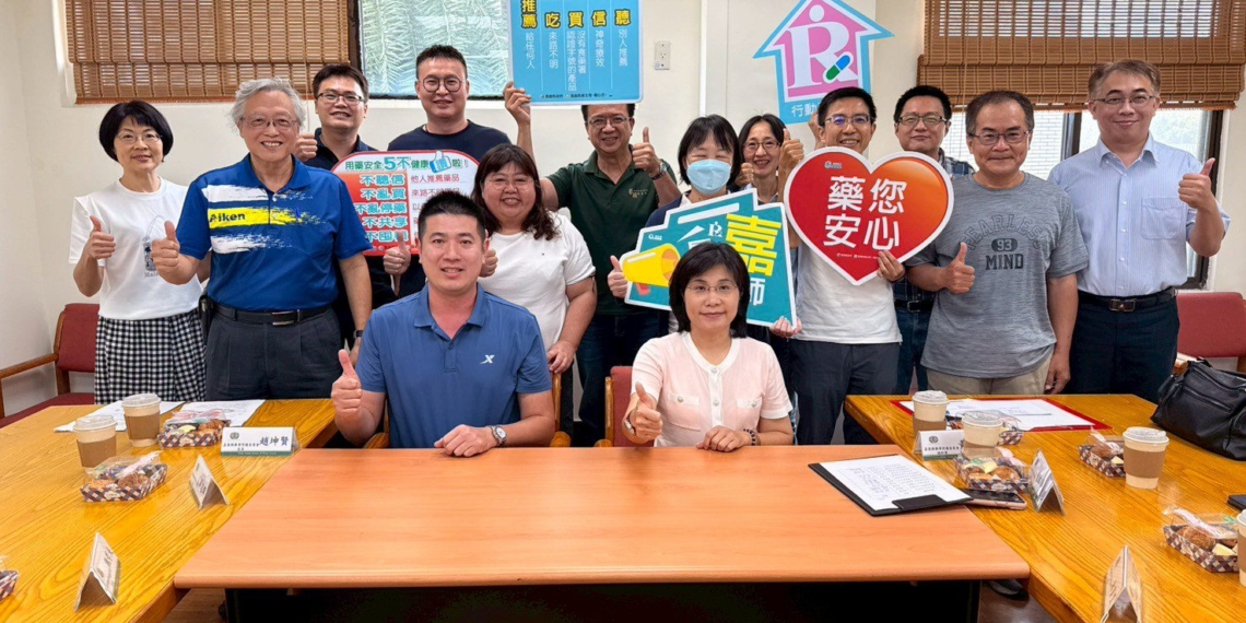 ▲嘉義縣衛生局攜手嘉義縣藥師公會社區藥局藥師，至各鄉鎮市辦理用藥安全講座。（圖/嘉義縣政府提供）