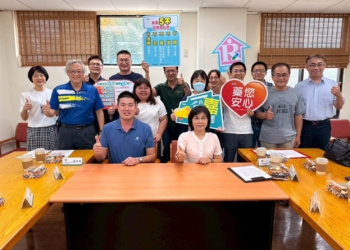 ▲嘉義縣衛生局攜手嘉義縣藥師公會社區藥局藥師，至各鄉鎮市辦理用藥安全講座。（圖/嘉義縣政府提供）
