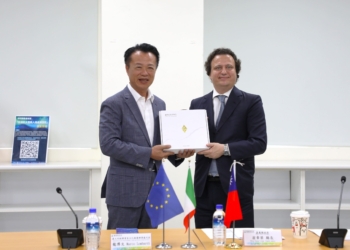 ▲嘉義縣長翁章梁（左）接待義大利經濟貿易文化推廣辦事處代表龍博文（右），就台義無人機產業合作進行交流。（圖／嘉義縣政府提供）