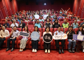 ▲縣長張麗善與導演林彥廷、演員曾珮瑜及滿場鄉親歡慶首映。（圖/雲林縣政府提供）