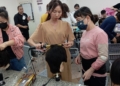 ▲王阮秋意透過職訓課程，成功開設自己的剪髮工作室。（圖/嘉義縣政府提供）