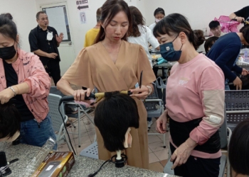 ▲王阮秋意透過職訓課程，成功開設自己的剪髮工作室。（圖/嘉義縣政府提供）