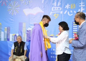 ▲市長黃敏惠為參加成年禮的學子，授與象徵承擔責任的黃色長巾。(圖/嘉義市政府提供)