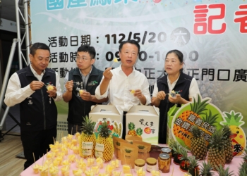 ▲縣長翁章梁等人大力促銷鳳梨，邀請鄉親一起呷旺萊、買旺萊。（圖/嘉義縣政府提供）