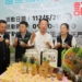 ▲縣長翁章梁等人大力促銷鳳梨，邀請鄉親一起呷旺萊、買旺萊。（圖/嘉義縣政府提供）