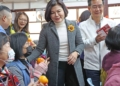 ▲張麗善縣長今於斗南新光社區長青食堂發放好運茂谷柑 祝鄉親新的一年「社富民安」大吉大利。(圖/雲林縣政府提供)