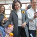 ▲張麗善縣長今於斗南新光社區長青食堂發放好運茂谷柑 祝鄉親新的一年「社富民安」大吉大利。(圖/雲林縣政府提供)