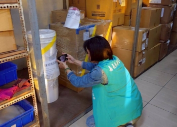 ▲衛生局再度進行稽查抽驗，嚴堵含蘇丹紅化粧品流入市面。（圖/嘉義縣政府提供）