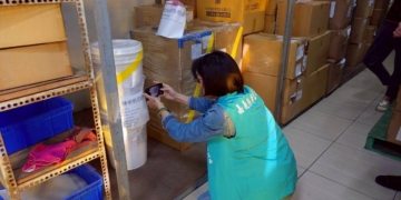 ▲衛生局再度進行稽查抽驗，嚴堵含蘇丹紅化粧品流入市面。（圖/嘉義縣政府提供）